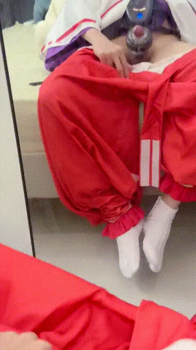 小脸蛋半只脚就能盖住www 动图预览