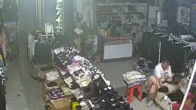 服装店监控破解关门后老板娘和收银员偷情 动图预览