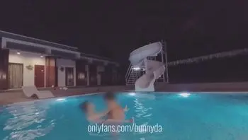激情的在泳池一炮 (bunnyda)