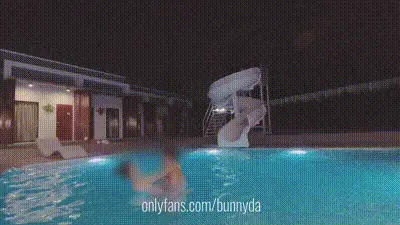 激情的在泳池一炮 (bunnyda) 动图预览