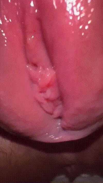 每日免费福利。绝对真实姐弟乱伦，淫荡有趣对白。大床上让姐姐丝足摩擦鸡吧，姐姐犹豫之际直接强上。从床上干到沙发，无套猛肏的姐姐喷水。 动图预览