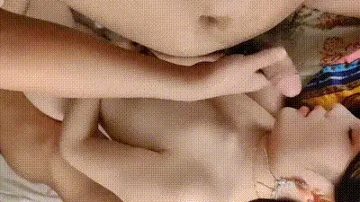 中国好兄弟，绝美人妻美少妇被老公叫来兄弟一起观看操逼，看爽了，大家一起玩群p 动图预览