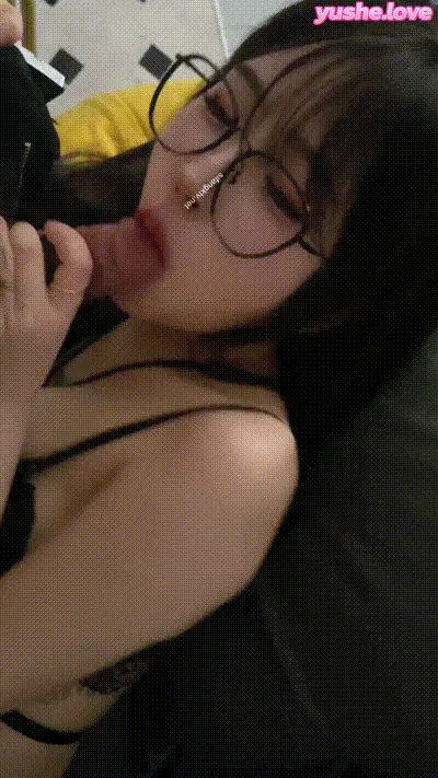 极品高颜值眼镜妹 漏脸吃鸡 动图预览