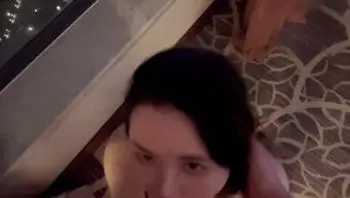 淫蕩港女看到肉棒好像控制不住自己 很想把雞巴放進口裡