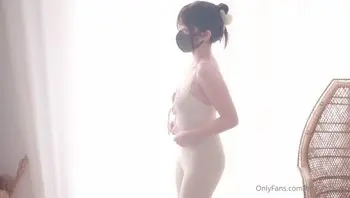 「香港極品美少女」假日家中瑜珈