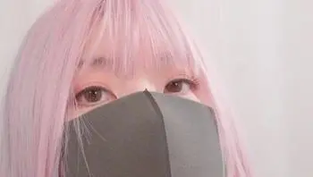 「香港極品美少女」化身可愛兔兔吃棒棒