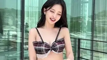 極品美女落地玻璃前被狂操 樣子既害羞又淫蕩