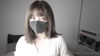 「香港極品美少女」自摳蜜穴呻吟呼喚男主 白絲誘惑腳交