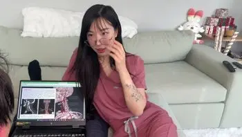 淫蕩醫學院學生一起溫習時挑逗同學令小哥大量射精