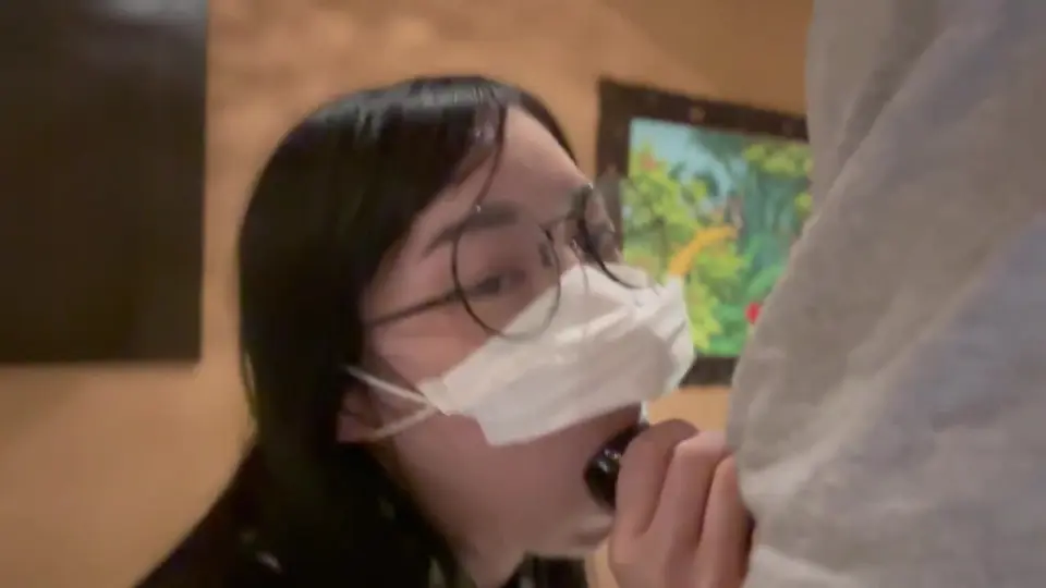 FC2PPV4742142 娃娃臉眼鏡娘有點害羞 當脫掉眼鏡和口罩像打開了淫蕩開關一樣