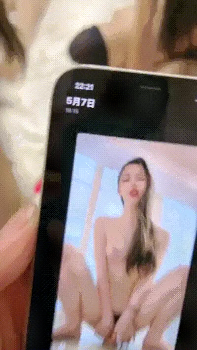 白嫩閨蜜們玩很開 一起翹起屁屁等待被操 动图预览