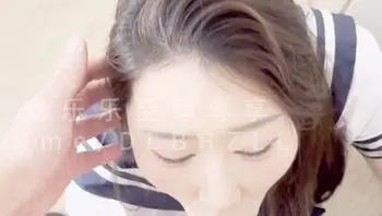 穿著JK制服的御姐跪地口交