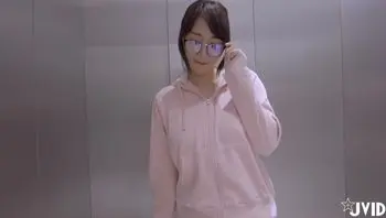 巨乳眼鏡娘被困升降機 悶熱脫衣慘遭猛插