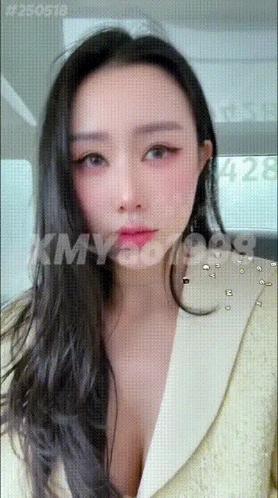 氣質正妹在公車上給男友打手槍非常刺激 动图预览