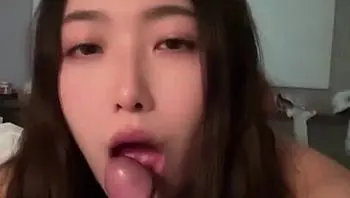 樣子甜美可愛女孩藏著巨大核彈 吃著男友的棒棒