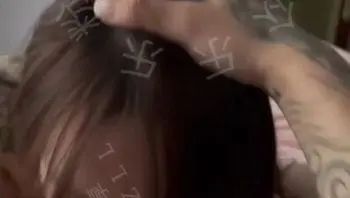 約操膚白紋身美女 一邊拍打屁屁一邊後入
