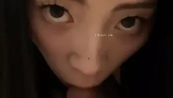 重金拿下漂亮美女 床上被操時樣子非常陶醉