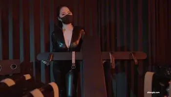 女王姐姐手足乳腿交調教小狗 反被小狗暴力狂操