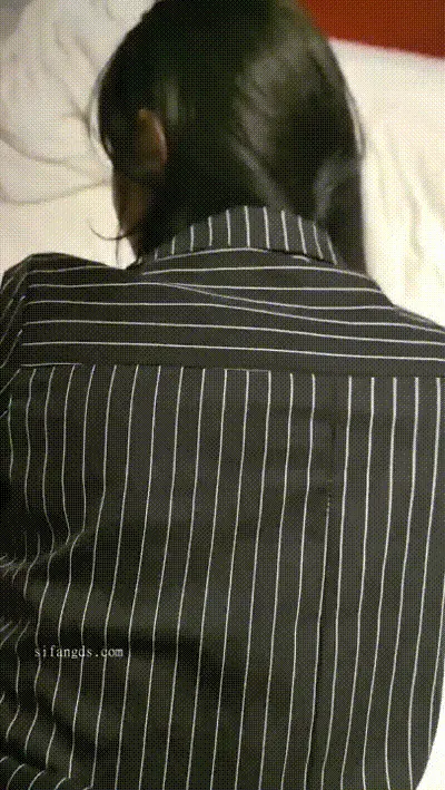 騷氣女友穿上黑絲制服足交啪啪非常配合 动图预览