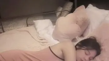 躺在床上懶洋洋的巨乳美女被巨棒插入浪叫不斷