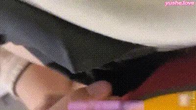 闺蜜女儿睡旁被插骚逼干 动图预览