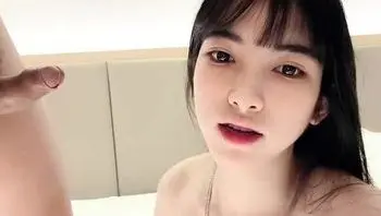 漂亮小妹妹騷氣舔著小哥的大雞巴 被小哥壓在身下爆操