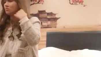 3000元探花還要200車馬費的E奶漂亮嫩妹 忍不住要口爆她