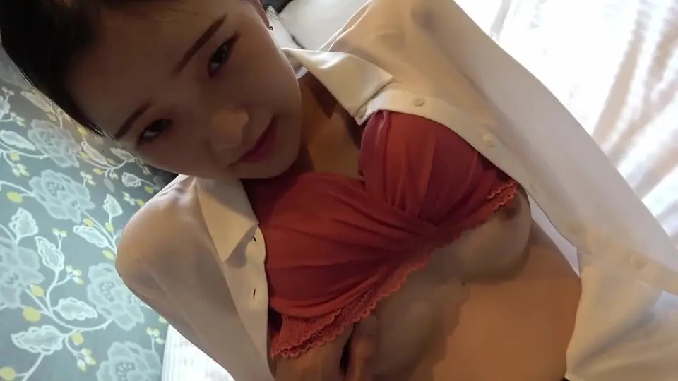 FC2PPV4547494 苗條美女準備找工作 敏感白虎粉穴被男人撫摸淫水直流[Part1]