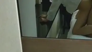 對著鏡狂操學生 很有征服感一邊操一邊掌摑她