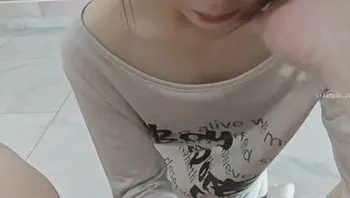 樣子清純的鄰家妹妹足交乳交已經害大叔射了不少