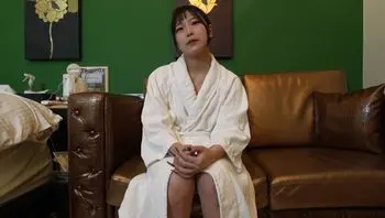 FC2PPV4522511 天然呆美女推油按摩 但變了做愛甚至被中出