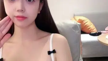 鄰家甜美小嫩妹被口爆吞精