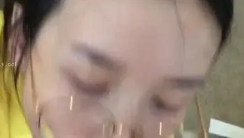 用肉棒狠狠懲罰偷看手機的騷老婆