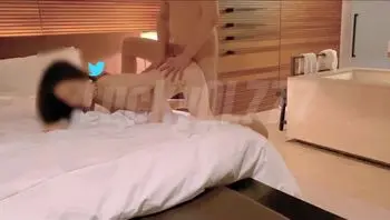 小嬌妻精油SPA被按摩師填滿了小穴