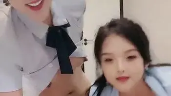 被兩個美女輪流騎乘內射差點被榨乾