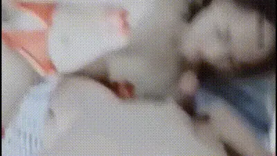 单亲妈妈如狼似虎的年纪非常饥渴儿子用自己的大鸡巴安慰妈妈猛烈抽插帮助妈妈止痒 动图预览