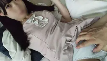 FC2PPV3078839 白晢天真童顏少女強忍爽感不敢叫出聲