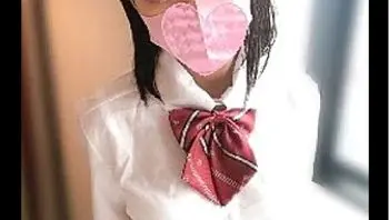 FC2PPV3053921 18歲女學生被按摩棒不停抽插高潮 主動騎上肉棒被大量內射[Part1]