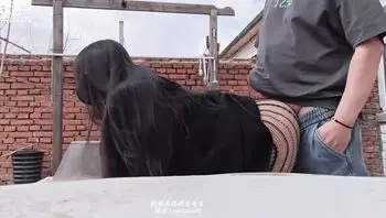 帶女友回老家想找點刺激的在院子開操 剛好鄰居路過