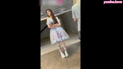 【 漫展抄底 】小萝莉被偷拍裙下风光漫展 闷了一天的小内裤超级香 动图预览