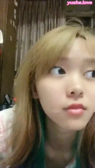 【 乱伦精选  】骚货姐姐趁妈妈弟弟熟睡淫荡自慰偷偷拍妈妈骚穴舔弟弟小鸡鸡 动图预览