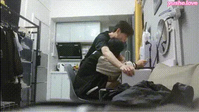 兄妹乱伦一妹妹还在写作业哥哥迫不及待想操她 动图预览