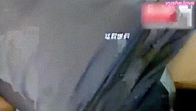 大学生彻底沦陷被小哥按在沙发上边缘强操，4个骚逼轮着被干浪叫连连 动图预览
