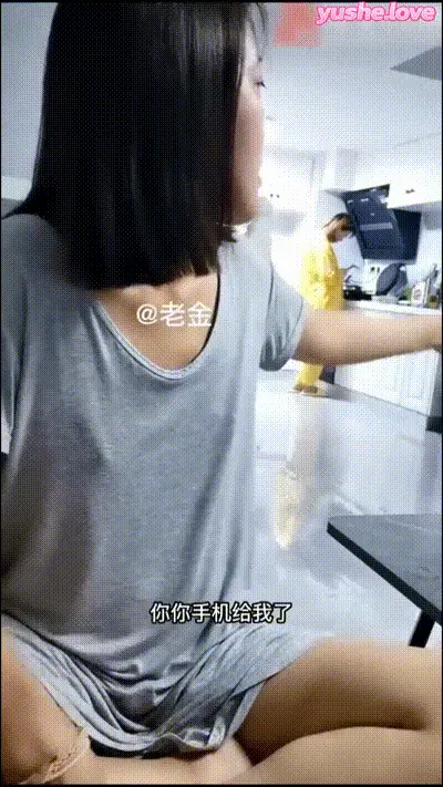 少妇在公公儿子女儿面前自慰，儿媳在家带着跳弹勾引公公乱伦。 动图预览