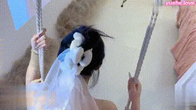 女儿穿着白色婚纱被父亲绑起来肛交！ 动图预览