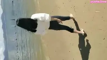 沙滩边露出尿尿，找了个没人的地方口交