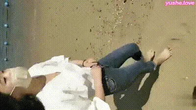 沙滩边露出尿尿，找了个没人的地方口交 动图预览