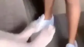 母子乱伦 极品辣妈穿着白丝给儿子足交