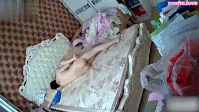摄像头破解！趁着爸妈不在家哥哥在客厅疯狂操亲生妹妹，直接破处见红！ 动图预览