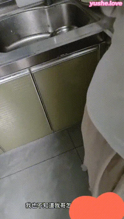 叔嫂乱伦 大哥去世 弟弟强行扒嫂子的裤子乱伦 动图预览